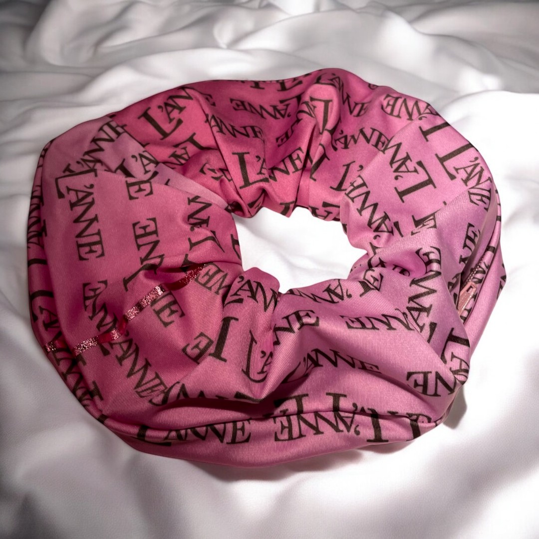 L'ANNE | Rózsaszín színű feliratos cipzáras hajgumi - Image 2