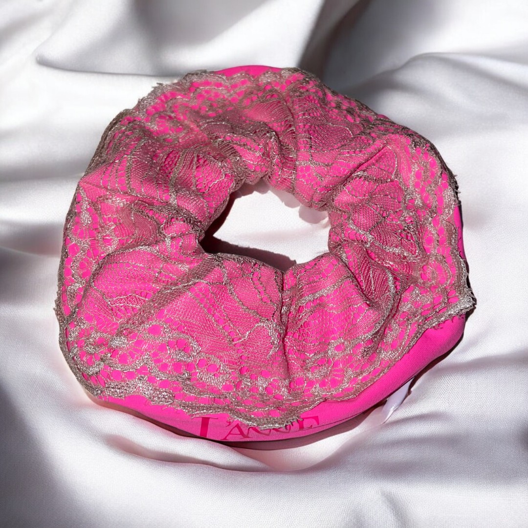 L'ANNE | Rikító rózsaszín csipkés cipzáros hajgumi - Image 2