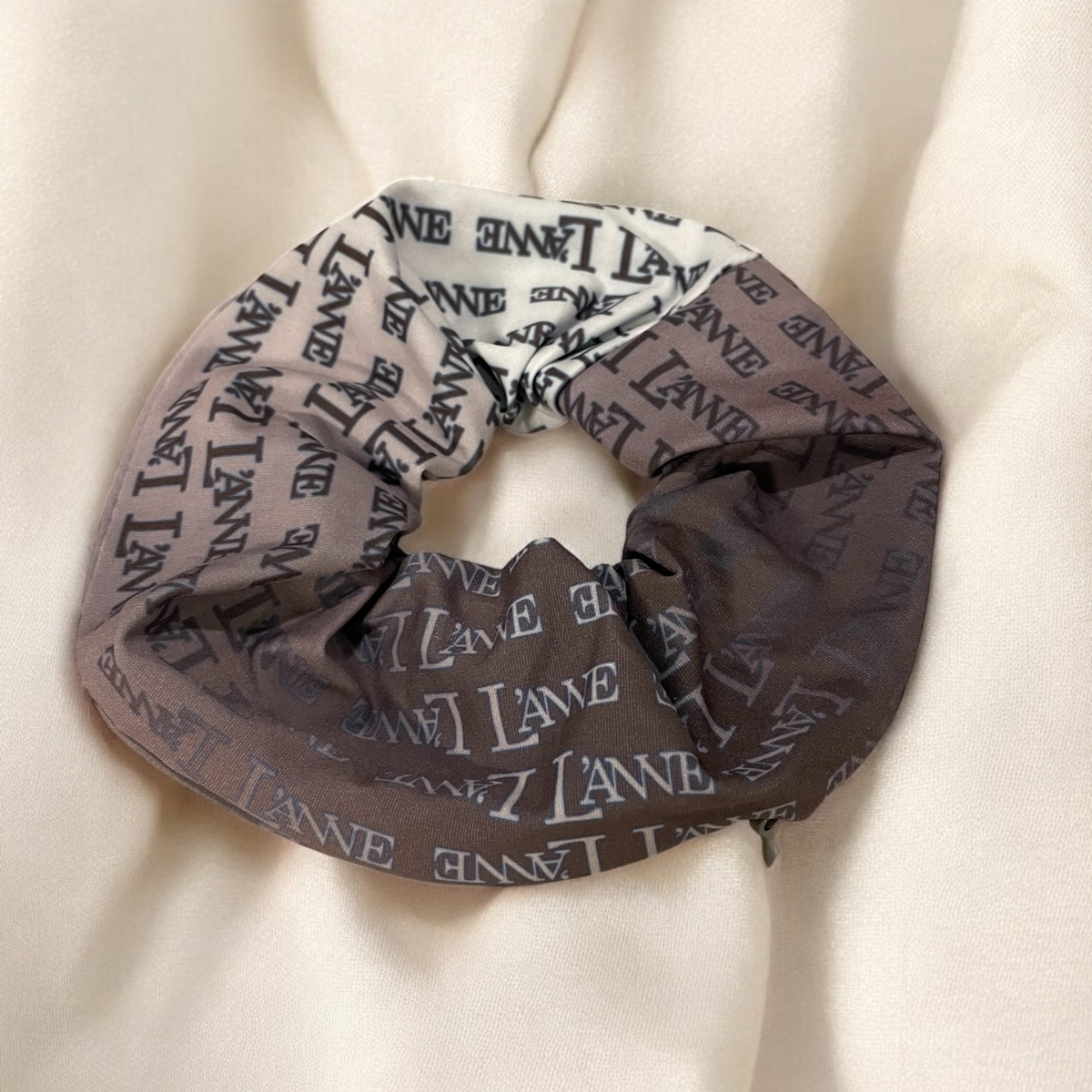 L'ANNE | Színátmenetes feliratos cipzáras hajgumi - Image 2