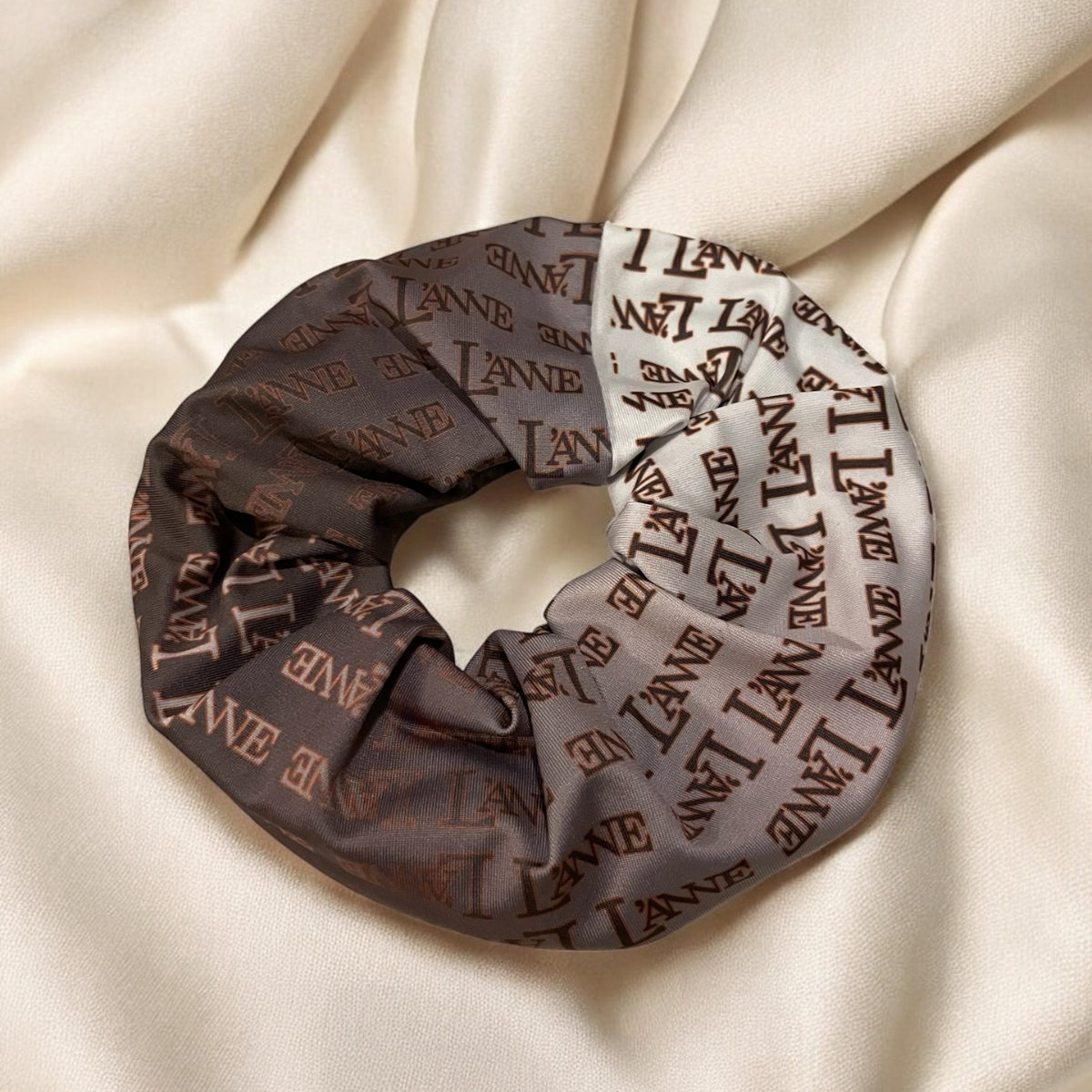 L'ANNE | Színátmenetes feliratos cipzáras hajgumi - Image 4