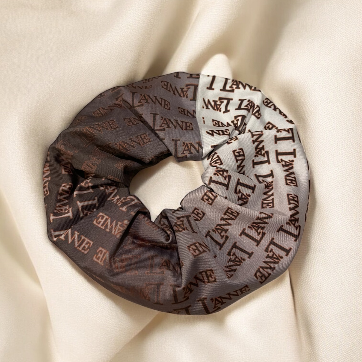 L'ANNE | Színátmenetes feliratos cipzáras hajgumi - Image 5