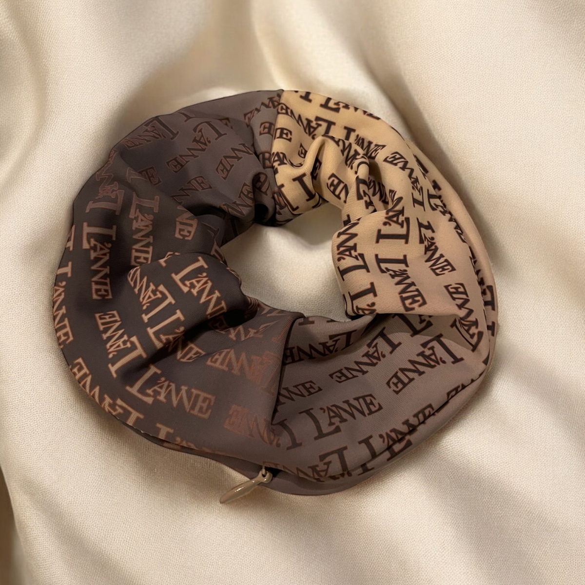 L'ANNE | Színátmenetes feliratos cipzáras hajgumi - Image 3