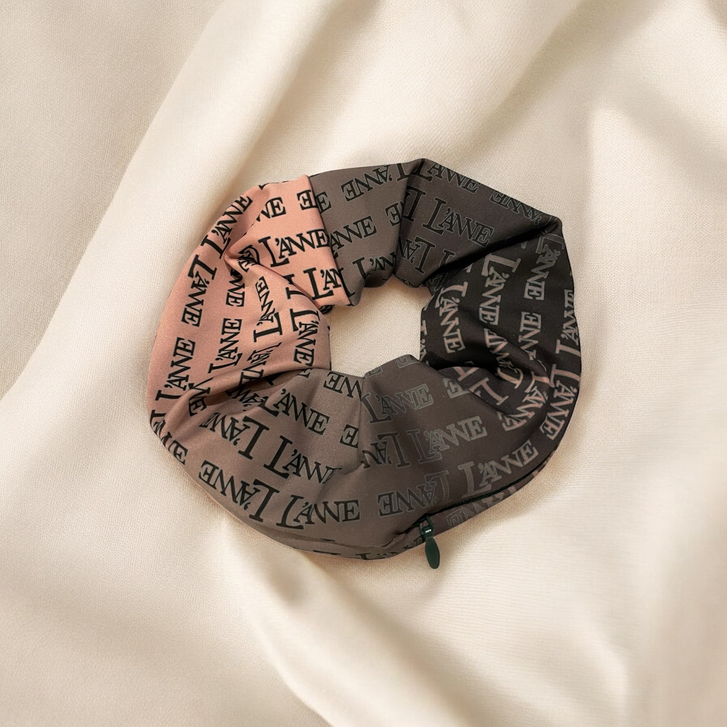 L'ANNE | Színátmenetes feliratos cipzáras hajgumi - Image 5